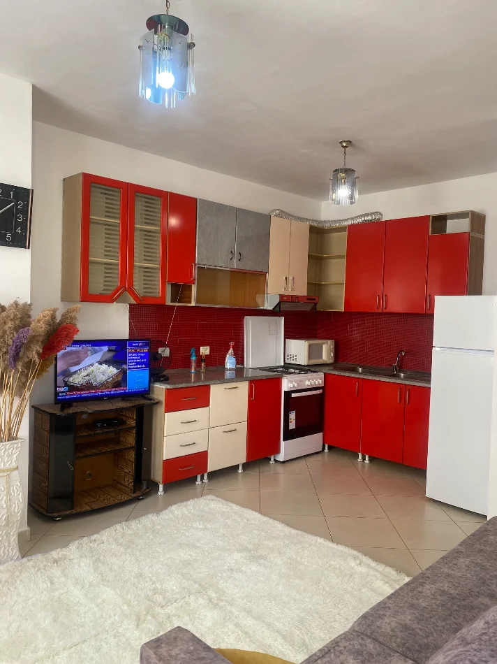 Tirane, jepet me qera 1+1+Ballkon Kati 6, 380 Leke