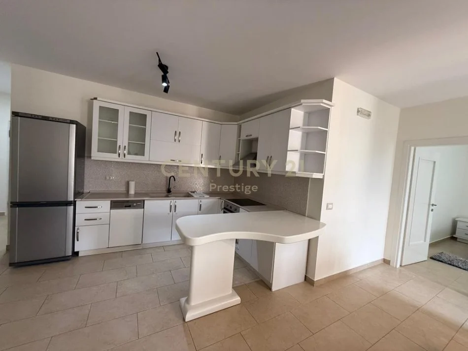 Tirane, jepet me qera apartament 2+1 Kati 8, 100 m² 800 € 