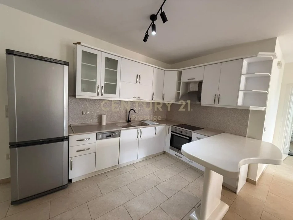 Tirane, jepet me qera apartament 2+1 Kati 8, 100 m² 800 € 