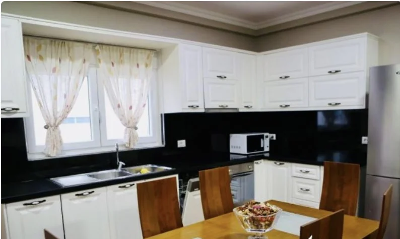 Tirane, jepet me qera apartament 3+1 Kati 1, 130 m² 800 € (Kompleksi dinamo)