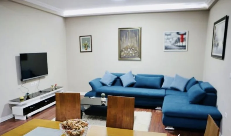 Tirane, jepet me qera apartament 3+1 Kati 1, 130 m² 800 € (Kompleksi dinamo)