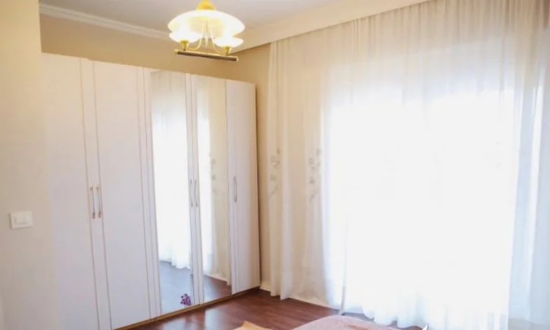 Tirane, jepet me qera apartament 3+1 Kati 1, 130 m² 800 € (Kompleksi dinamo)
