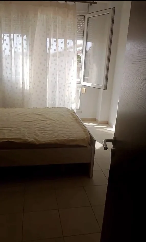 Tirane, jepet me qera apartament 1+1 Kati 5, 60 m² 350 € (Fresku)