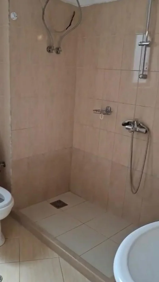 Tirane, jepet me qera apartament 1+1 Kati 3, 70 m² 400 € (Pas Globit Rruga Babe Rexha)
