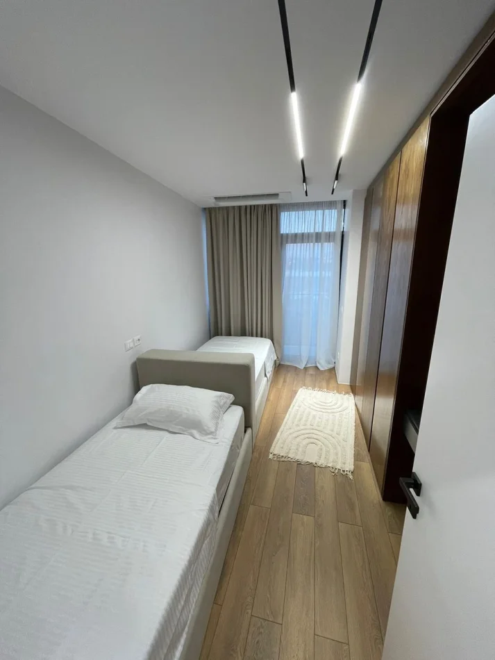 Tirane, jepet me qera apartament 2+1 Kati 8, 126 m² 2.100 € (Rruga Kosovareve)