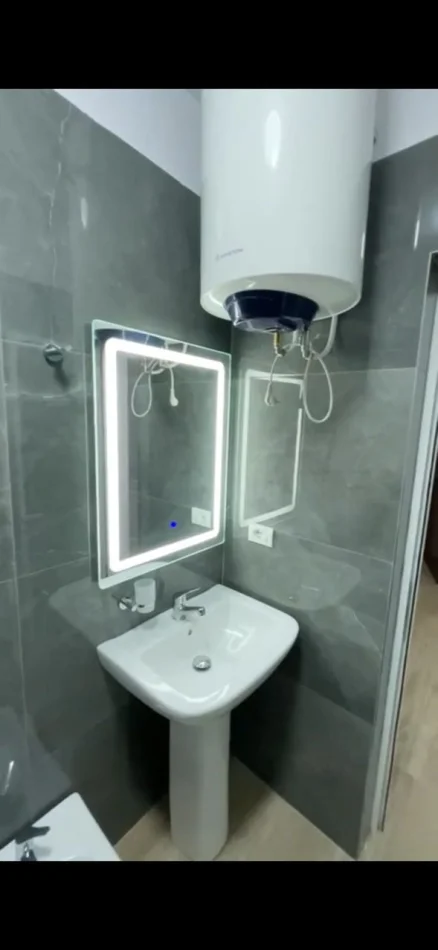 Tirane, jepet me qera apartament 1+1 Kati 1, 65 m² 500 € (Rruga Deshmoret E Fekenit)