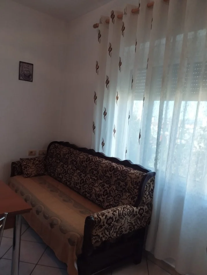 Tirane, jepet me qera apartament 1+1 Kati 2, 50 m² 350 € (Laprake)
