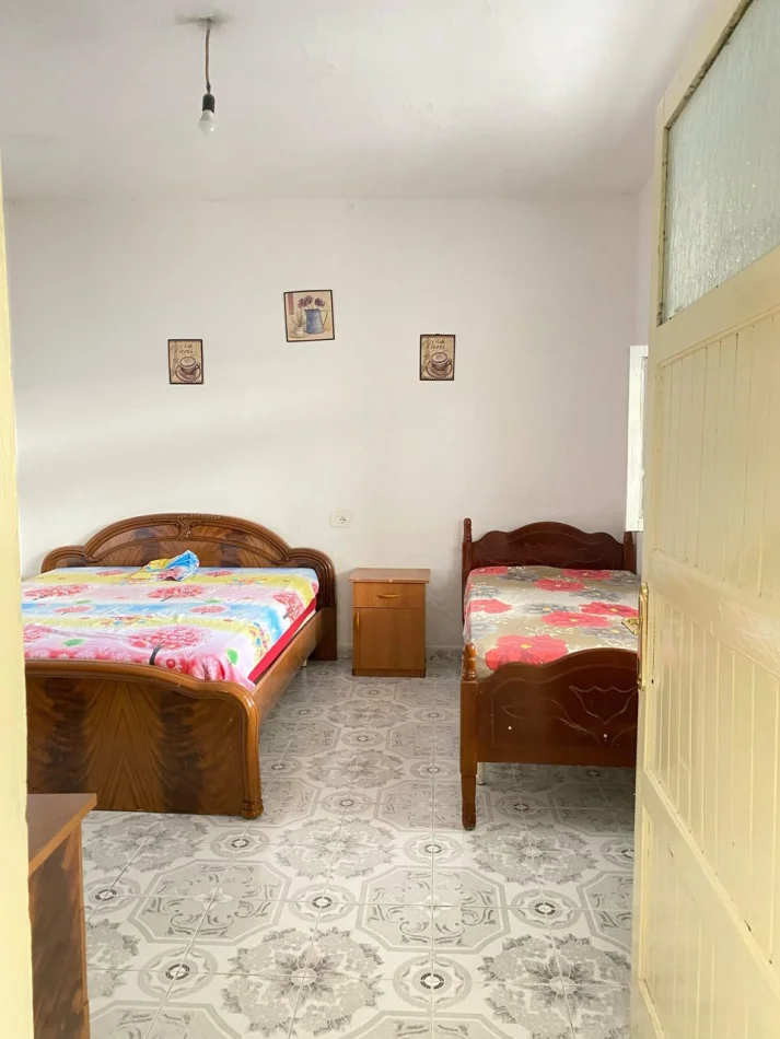 Tirane, jepet me qera apartament 1+1 Kati 1, 85 m² 300 € (Laprake)