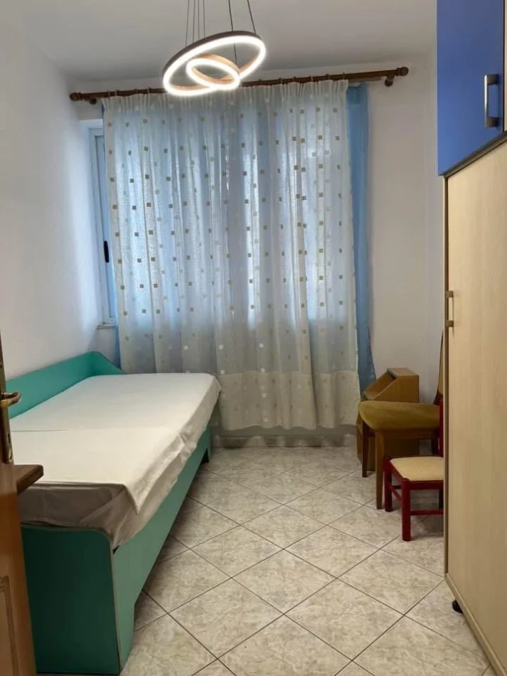 Tirane, jepet me qera apartament 3+1 Kati 5, 125 m² 700 € (Selvia)