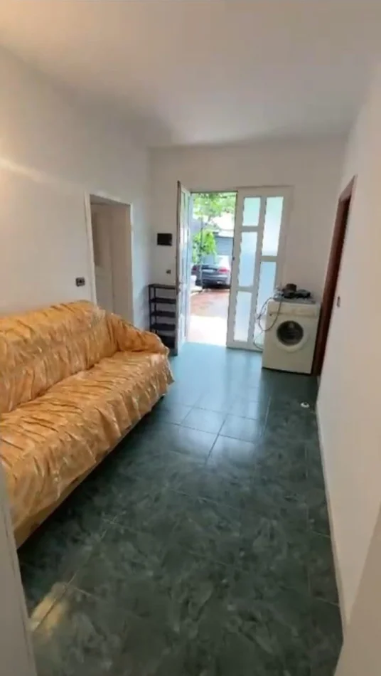 Tirane, jepet me qera apartament 1+1 Kati 1, 50 m² 300 € (Rruga 5 Maji)