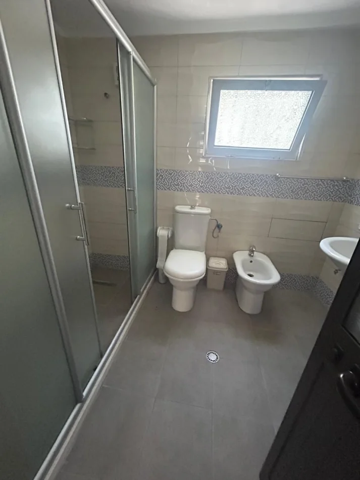 Tirane, jepet me qera apartament 1+1 Kati 1, 50 m² 450 € (Komuna Parisit)