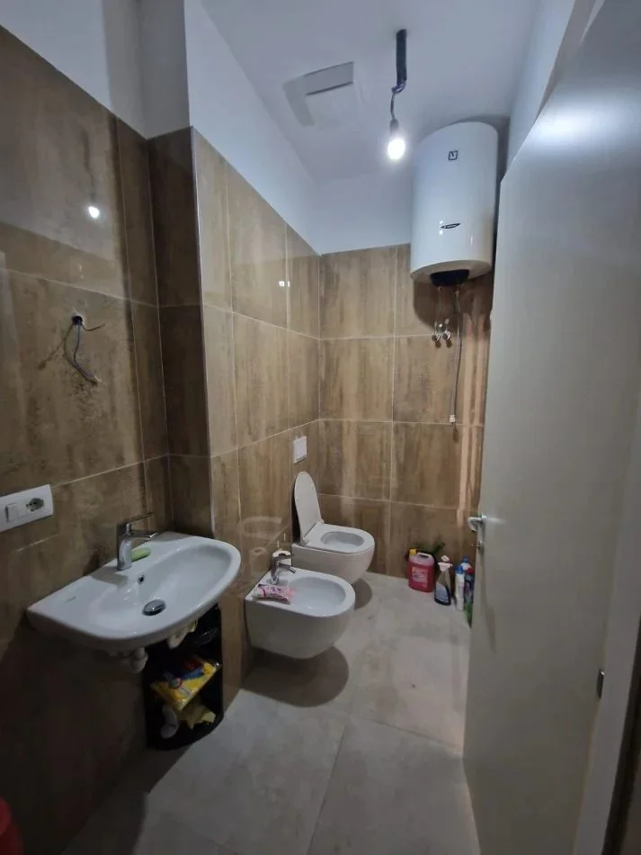 Tirane, jepet me qera zyre Kati 2, 103 m² 1.000 € (Tirana Garden Building)