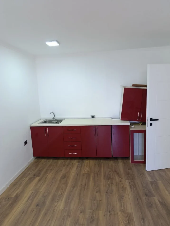 Tirane, jepet me qera ambjent biznesi Kati 2, 85 m² 800 € (21 Dhjetori)