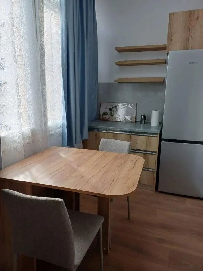 Tirane, jepet me qera apartament 1+1 Kati 5, 40 m² 500 € (Rruga Myslym Shyri)