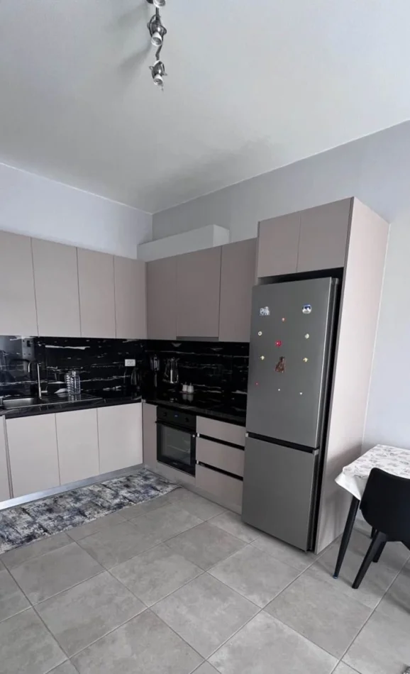 Tirane, jepet me qera apartament 2+1 Kati 7, 100 m² 700 € (Brryli)