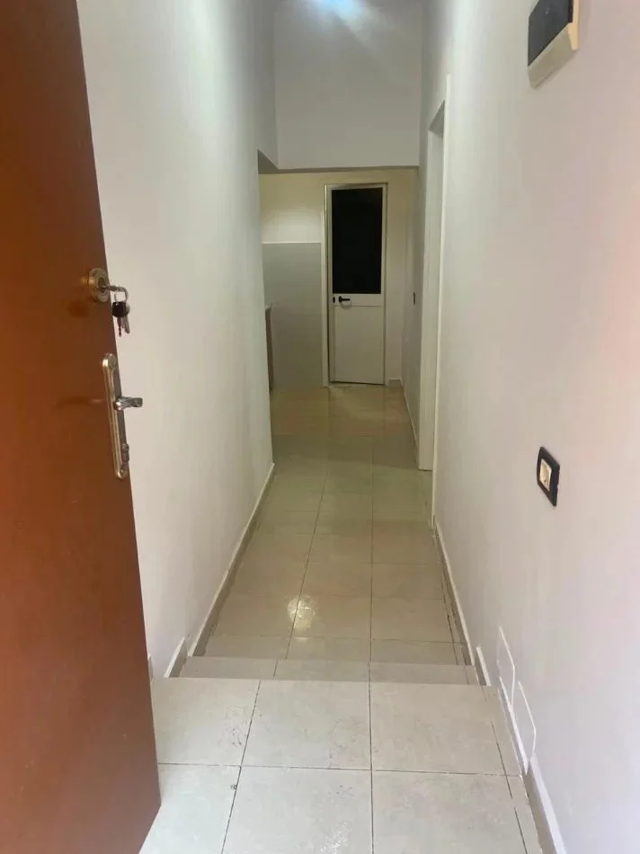 Tirane, jepet me qera apartament 1+1 Kati 1, 45 m² 400 € (Varri i Bamit)