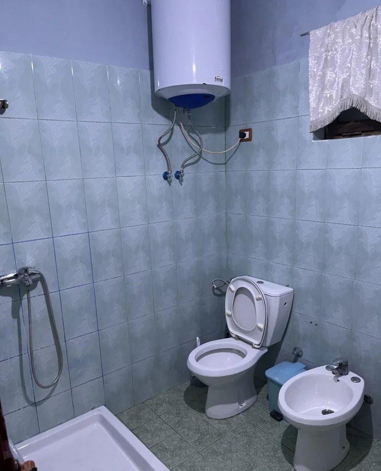 Tirane, jepet me qera apartament 1+1 Kati 1, 40 m² 270 € (Frigoriferi)