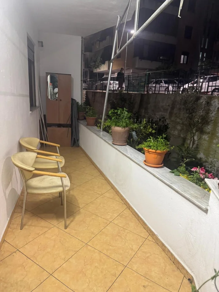Tirane, jepet me qera apartament 2+1 Kati 1, 100 m² 500 € (Komuna e Parisit)