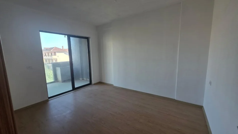 Tirane, jepet me qera apartament 3+1 Kati 4, 130 m² 500 € (Zgara 5 Maj)