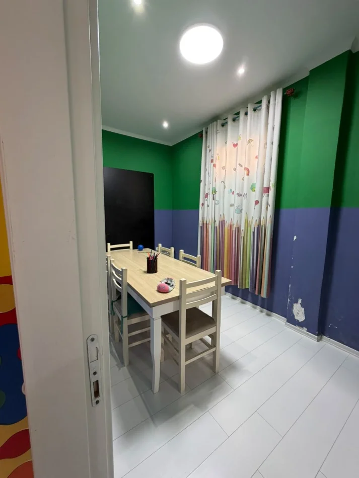 Tirane, jepet me qera ambjent biznesi Kati 0, 100 m² 700 € (Allias)