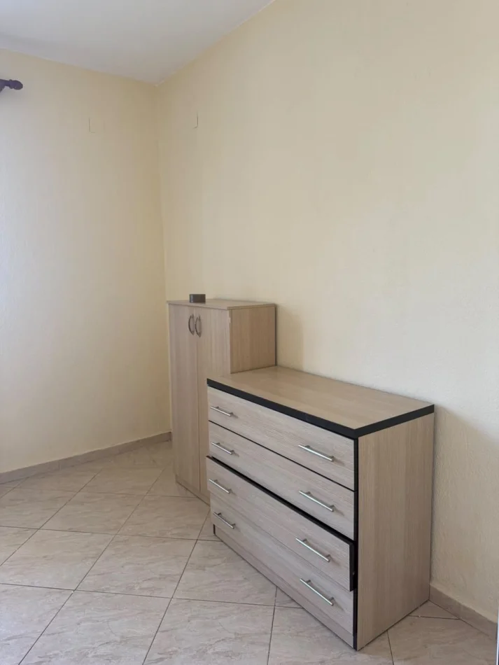 Tirane, jepet me qera ambjent biznesi Kati 1, 59 m² 400 € (Laprakë)