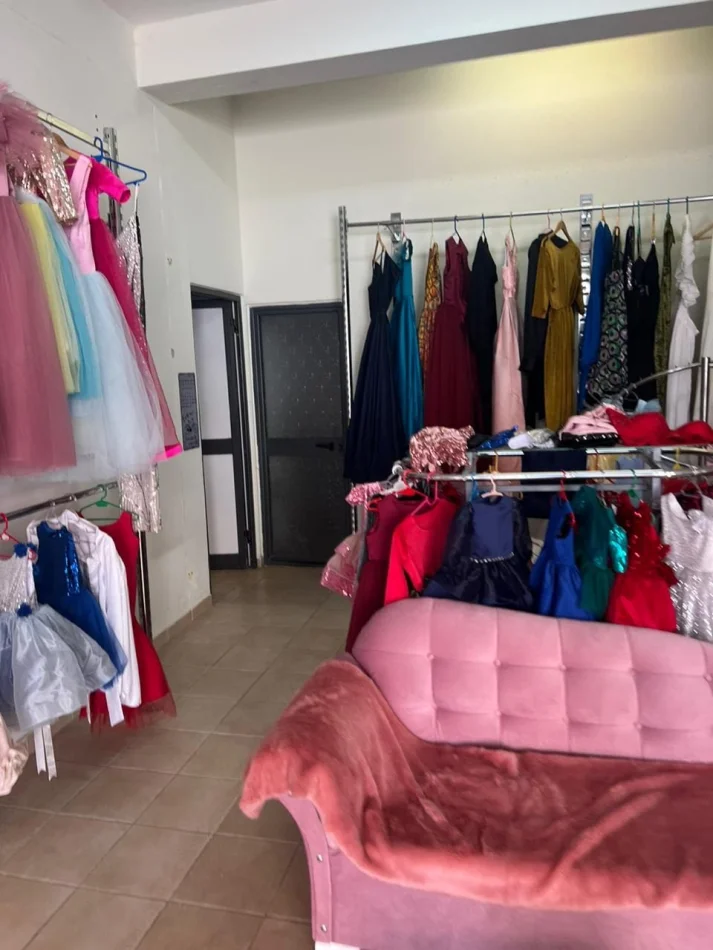 Tirane, jepet me qera ambjent biznesi Kati 1, 45 m² 530 € (Komuna e Parisit)