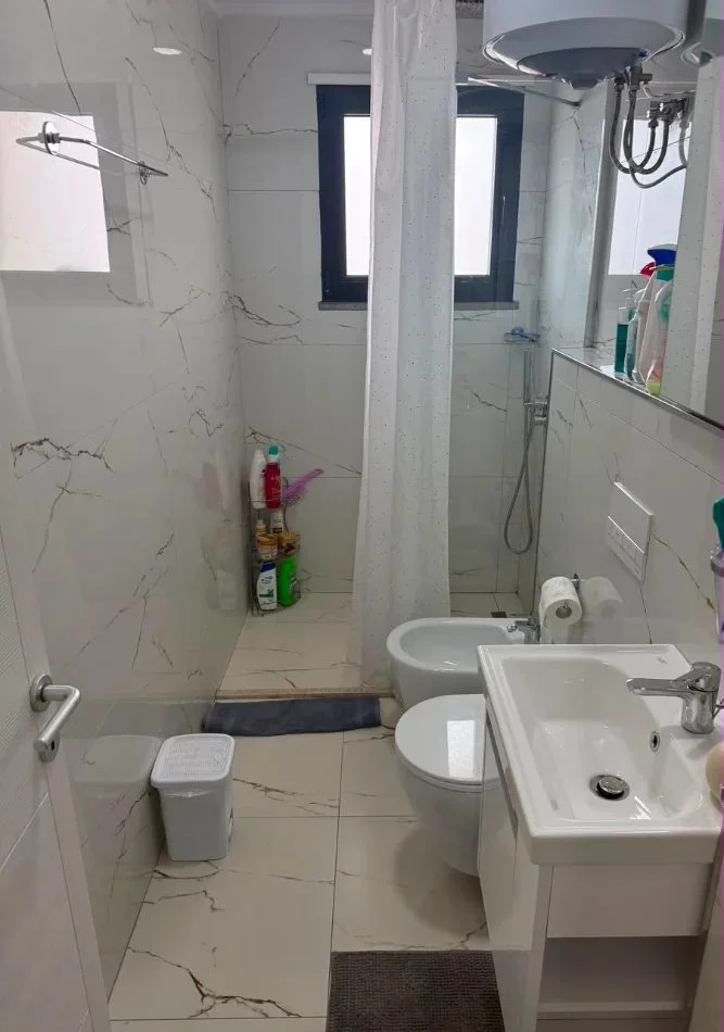 Tirane, jepet me qera apartament 1+1 Kati 5, 65 m² 650 € (Rruga e Elbasanit)