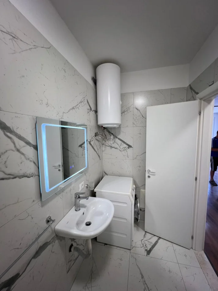 Tirane, jepet me qera apartament 1+1 Kati 3, 70 m² 500 € (Shkolla e Bashkuar)