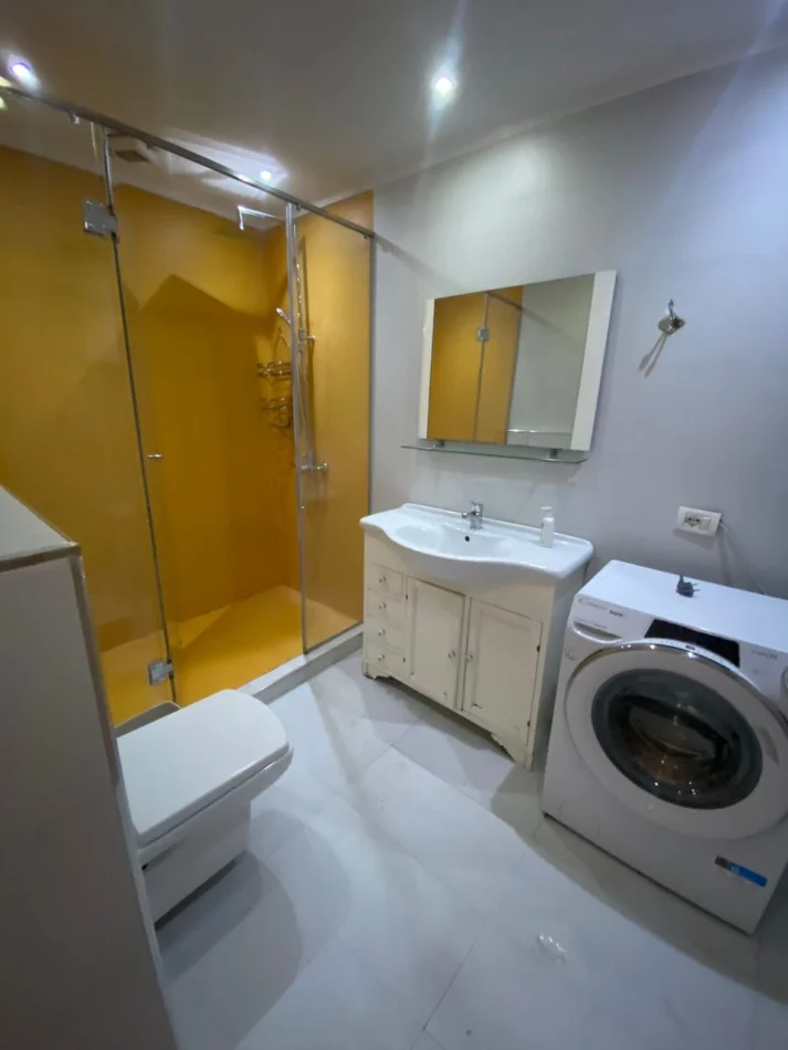 Tirane, jepet me qera apartament 3+1 Kati 8, 190 m² 1.100 € (Komuna e Parisit)