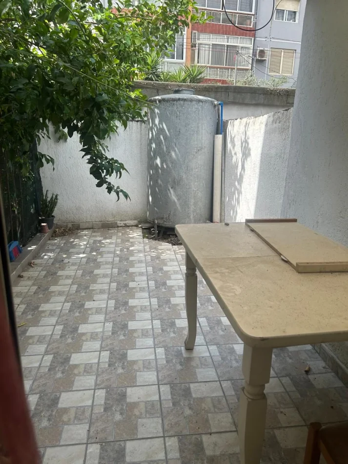 Tirane, jepet me qera apartament 1+1 Kati 1, 50 m² 450 € (Komuna e Parisit)