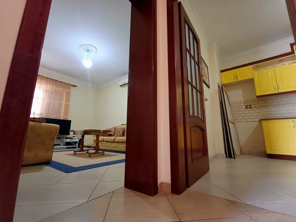 Fier, jepet me qera apartament 4+1 Kati 1, 1.083 m² 2.500 € (Fier)