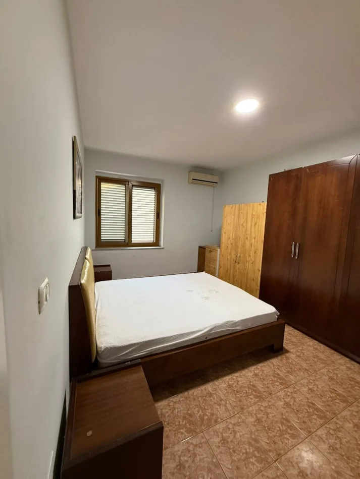 Tirane, jepet me qera apartament 1+1 Kati 3, 74 m² 450 € (Medrese)