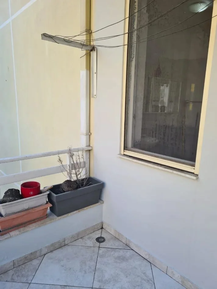 Tirane, jepet me qera apartament 2+1 Kati 2, 70 m² 700 € (Liqeni i Thatë)