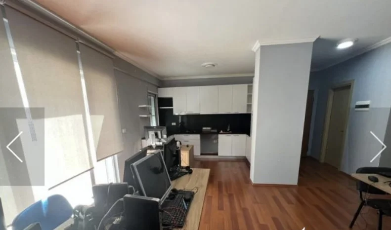 Tirane, jepet me qera 3+1 Kati 1, 130 m² 1.200 € (Rruga 5 Maji Tirane, Shiperia)