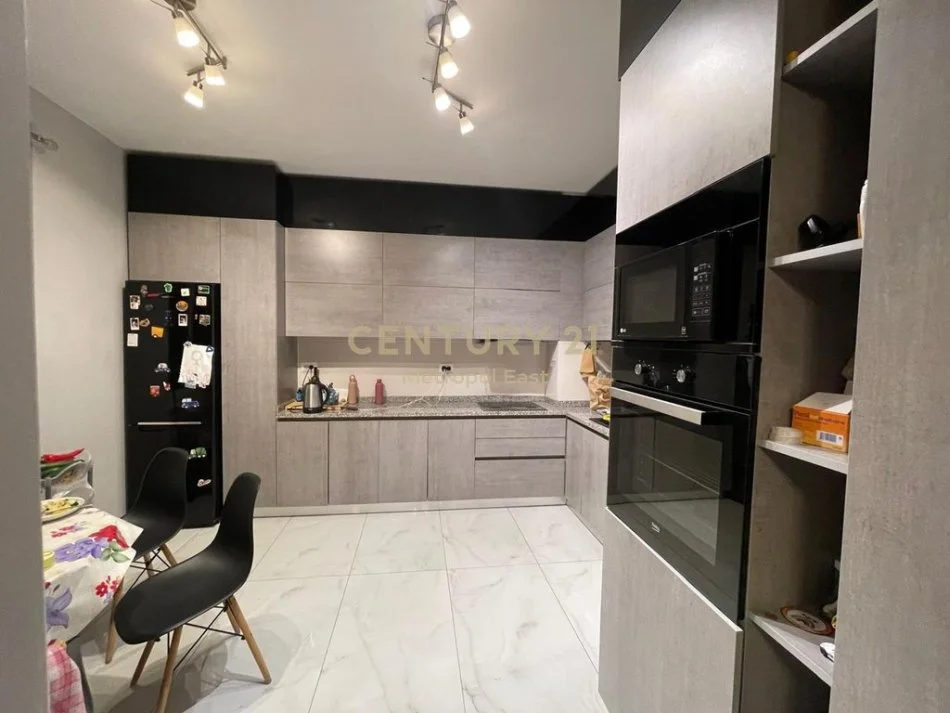 Tirane, jepet me qera apartament 3 Katshe Kati 3, 490 m² 2.500 € (Lunder)