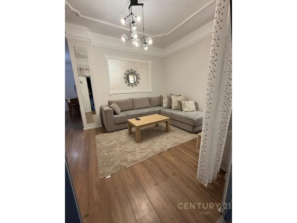 Tirane, jepet me qera Vile 1+1 Kati 1, 90 m² 450 € (Brryli)