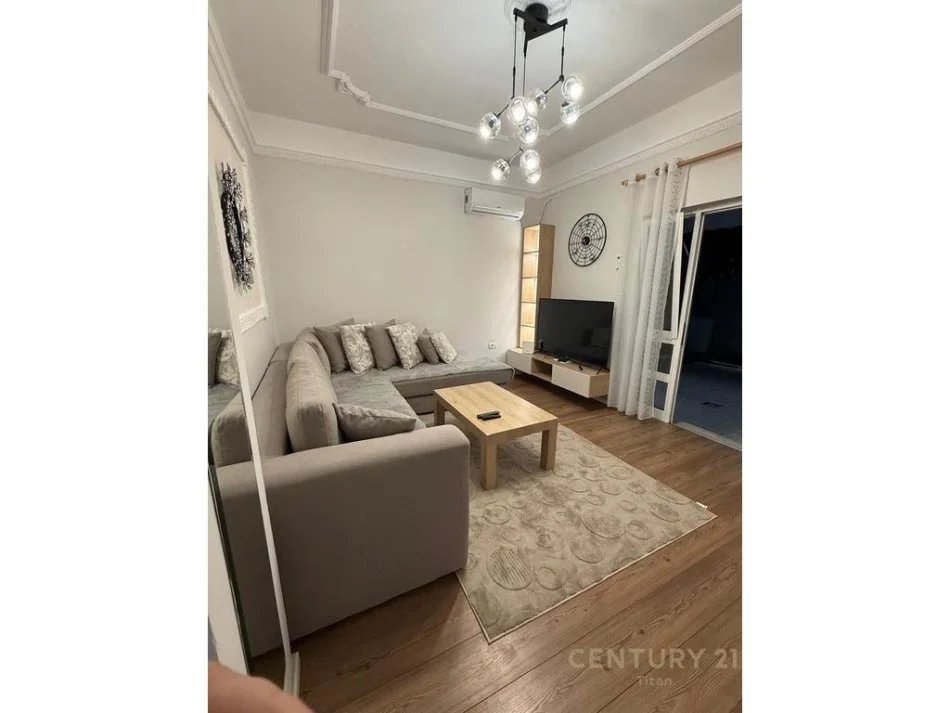 Tirane, jepet me qera Vile 1+1 Kati 1, 90 m² 450 € (Brryli)