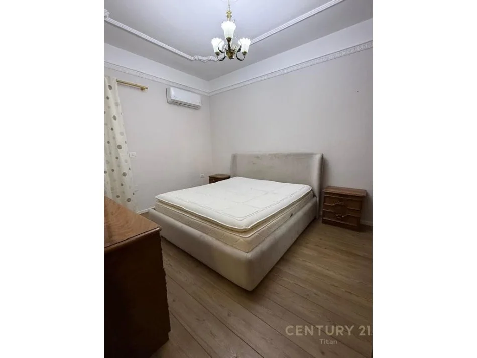 Tirane, jepet me qera Vile 1+1 Kati 1, 90 m² 450 € (Brryli)