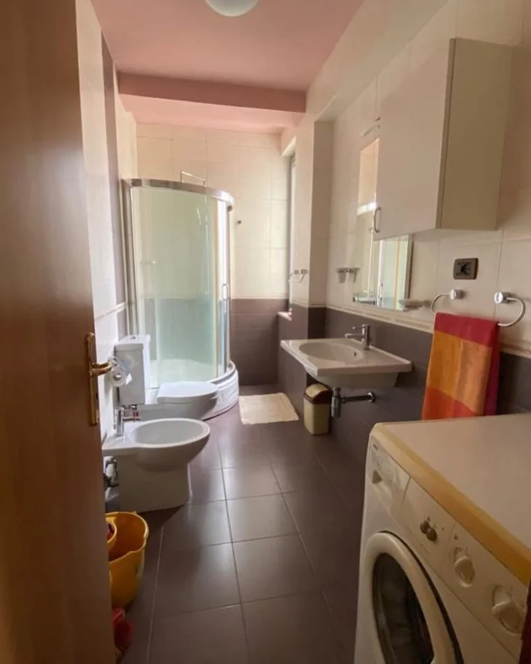 Tirane, jepet me qera apartament 2+1+Ballkon Kati 2, 90 m² 650 € (Fortuzi)