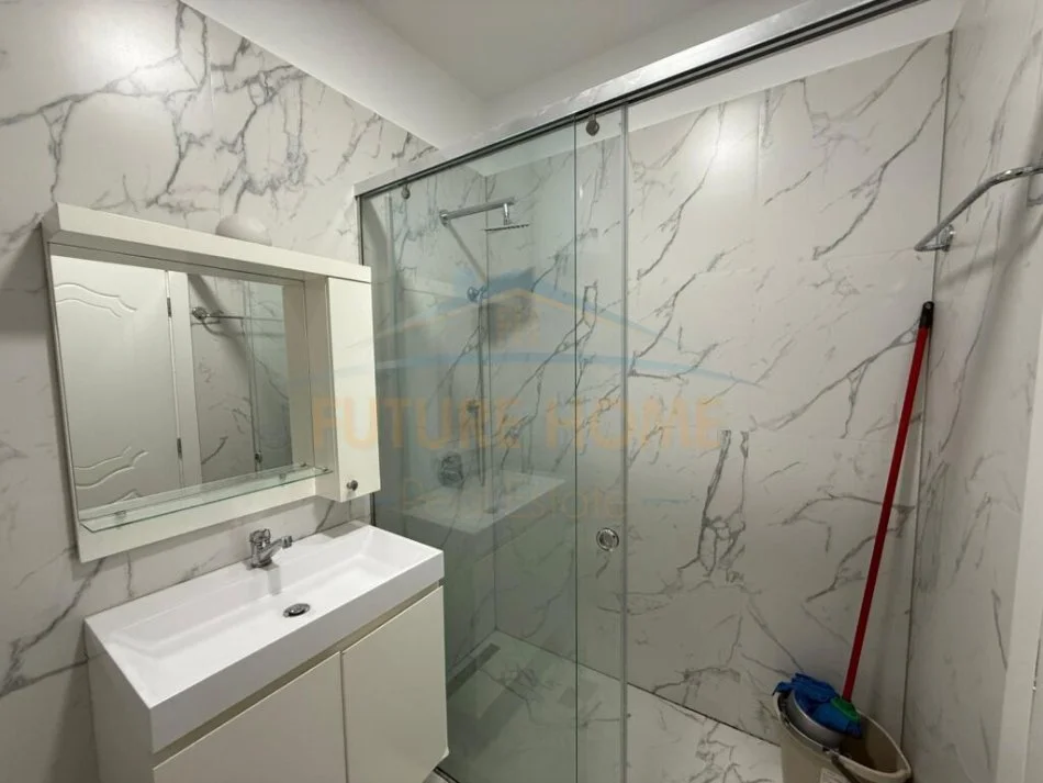 Tirane, jepet me qera apartament 2+1+Ballkon Kati 5, 80 m² 700 € (Komuna e parisit)