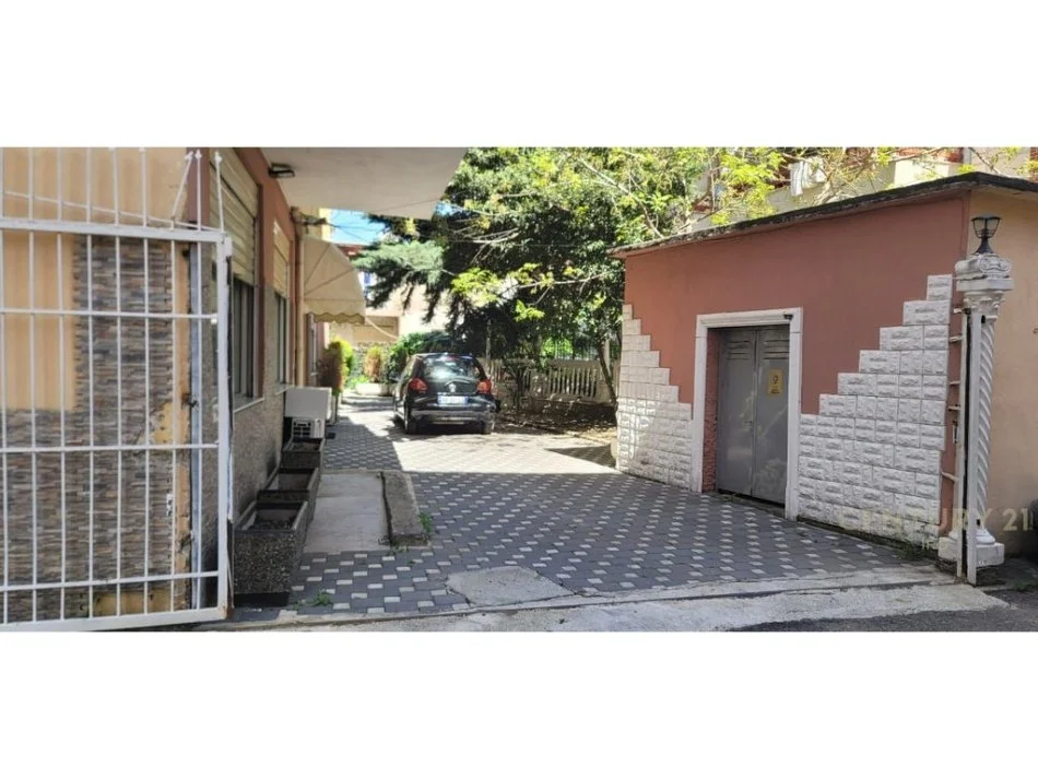 Tirane, jepet me qera ambjent biznesi , 132 m² 1.600 € (Kongresi Manastirit)