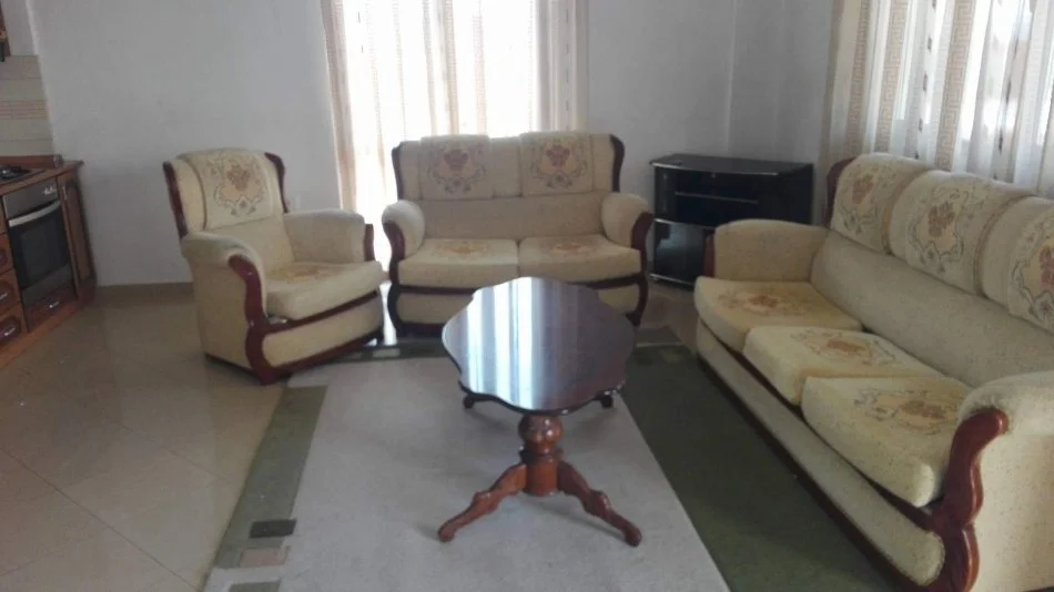 Tirane, jepet me qera shtepi 1+1 Kati 2, 75 m² 320 € (Class Bar tek Depot e Ujit)