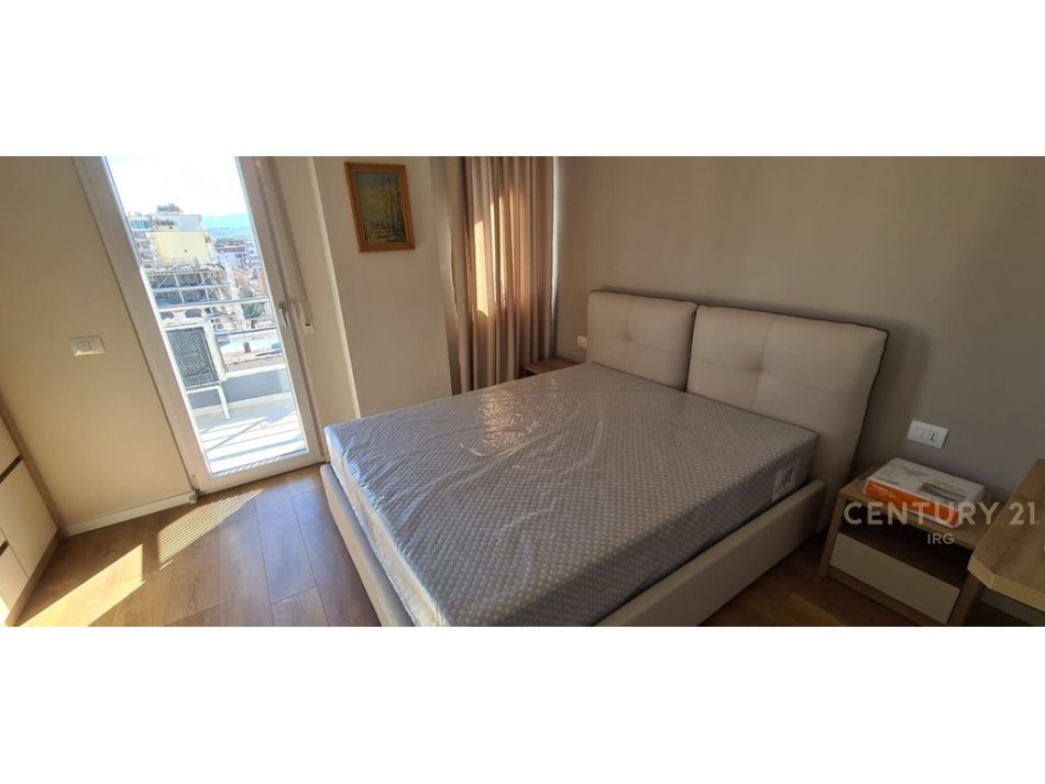 Tirane, jepet me qera apartament 1+1+ post parkimi, Kati 7, 67 m² 850 € (Pazari i ri)