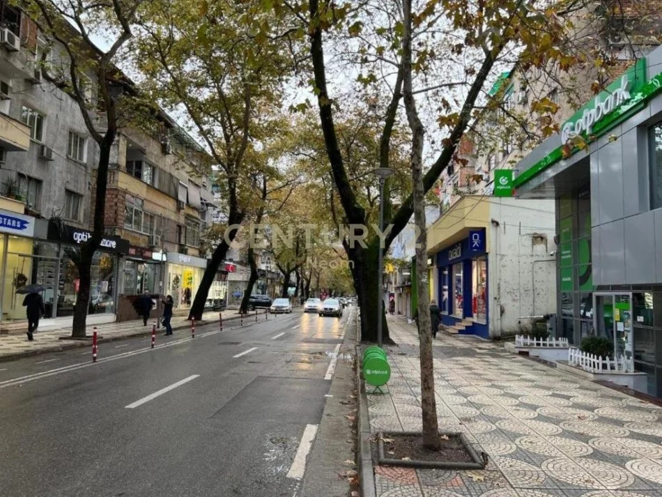 Tirane, jepet me qera ambjent biznesi Kati 1, 200 m² 3.000 € (Ambient biznesi)