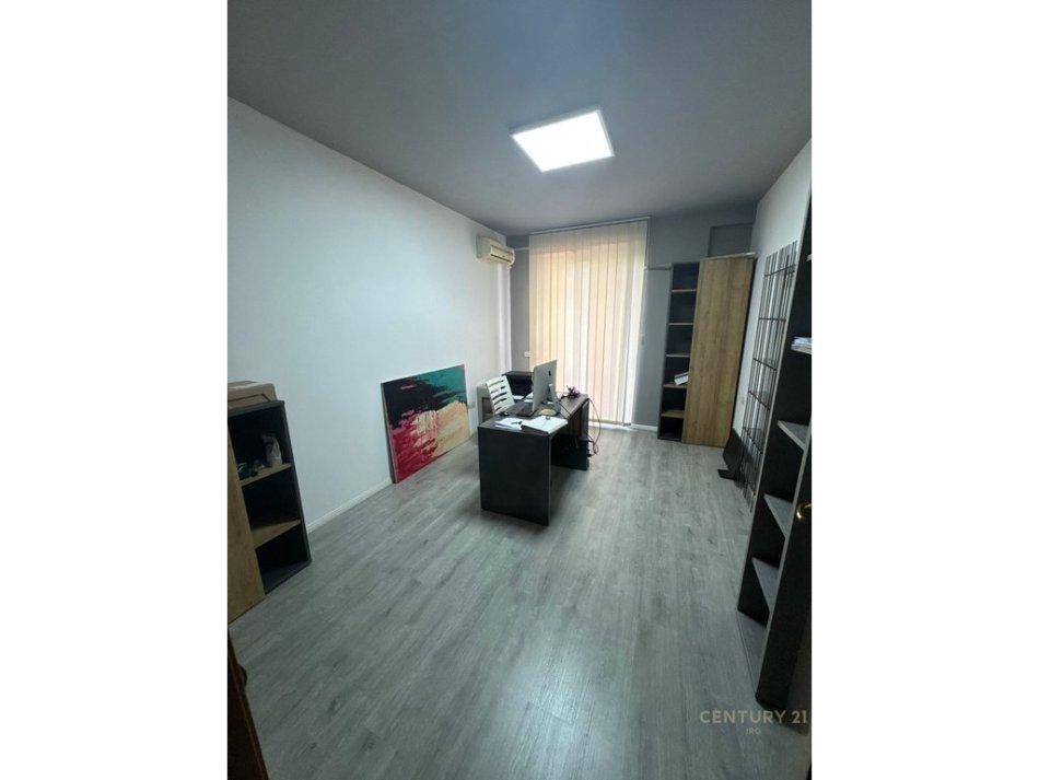 Tirane, jepet me qera zyre Kati 4, 132 m² 550 € 