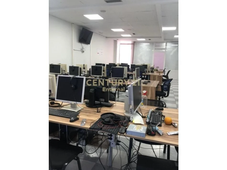 Tirane, jepet me qera ambjent biznesi Kati 1, 200 m² 1.500 € (Myslym shyri)