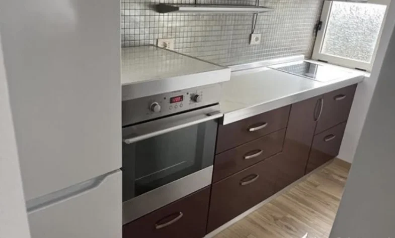 Tirane, jepet me qera apartament 2+1 Kati 1, 89 m² 700 € (Rruga fortuzi)