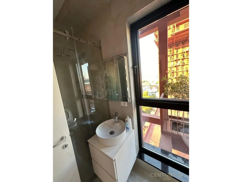 Tirane, jepet me qera apartament 2+1 Kati 8, 114 m² 1.400 € (Rruga e kavajes)