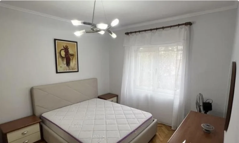 Tirane, jepet me qera apartament 2+1 Kati 1, 89 m² 700 € (Rruga fortuzi)