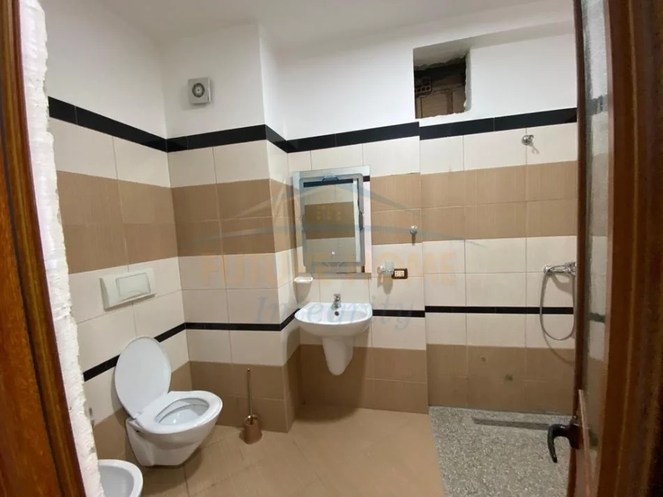 Tirane, jepet me qera apartament 3+1+Ballkon Kati 2, 98 m² 454 € (Pasticeri Melisa)